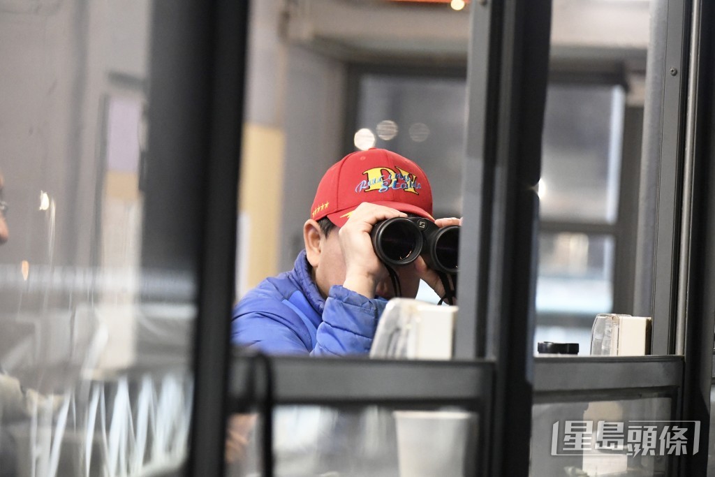 「陸小鳳」今朝試跑前葉楚航出跑道口向鞍上人教路。