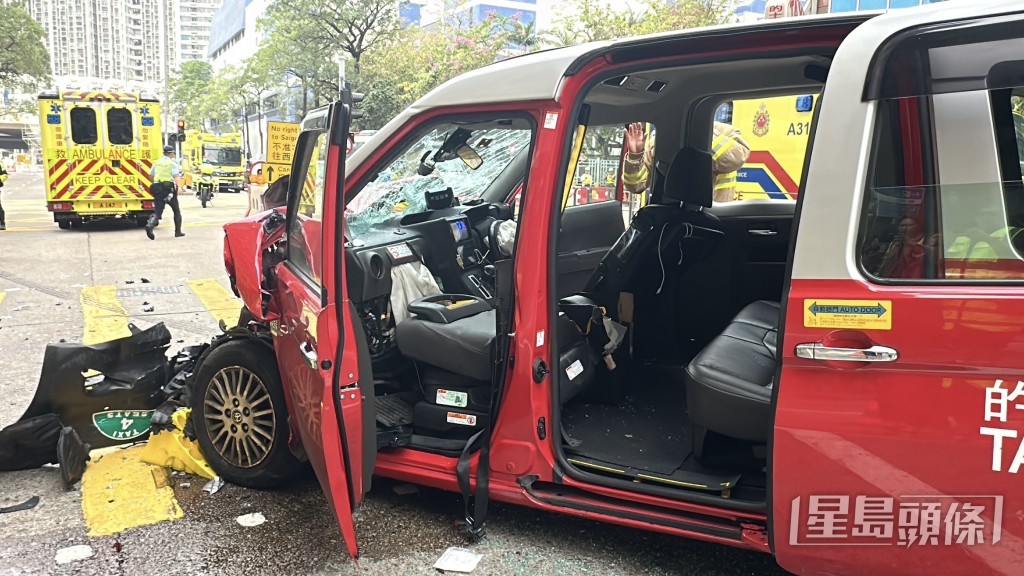 的士車頭嚴重損毀。劉漢權攝