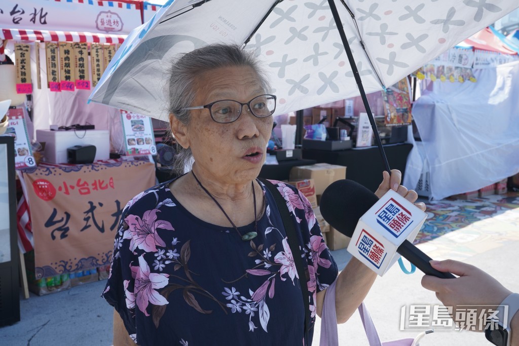 葉太表示,今日天氣特別炎熱,路上亦遇上塞車,直言「對老人家嚟講好辛苦。」葉偉豪攝 葉太表示,今日天氣特別炎熱,路上亦遇上塞車,直言「對老人家嚟講好辛苦。」葉偉豪攝