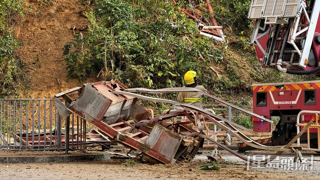 地面遺留大堆金屬殘骸。