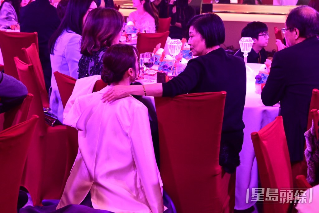 高海寧噚晚成功攞到最佳女配角，梗係要喺台下搵高層曾勵珍「珍姐」傾下偈，有返咁上下身高嘅高ling，就算著住條咁長嘅晚裝裙都要跪低傾。