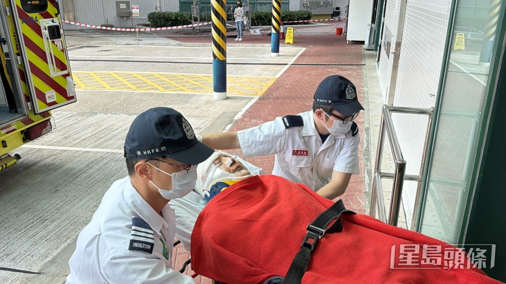 踩單車翻車受傷男子送院治理。梁國峰攝 踩單車翻車受傷男子送院治理。梁國峰攝