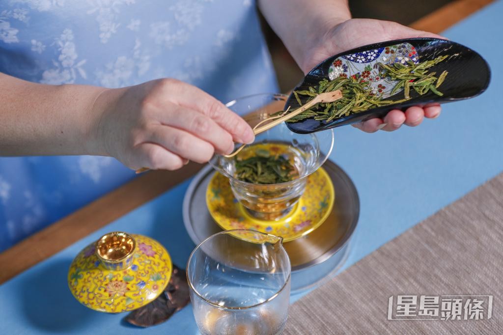 近年不少年轻人喜欢饮茶，甚至钻研茶艺与茶道。