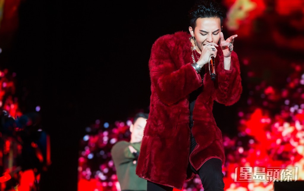 隊長G-Dragon(GD)穿着一身紅色大外套落力演出。 隊長G-Dragon(GD)穿着一身紅色大外套落力演出。