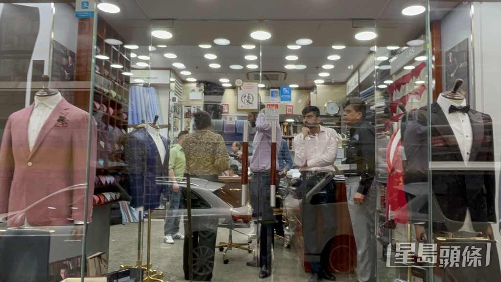 兩舖店東為印度裔男子,其職員在場助查。 兩舖店東為印度裔男子,其職員在場助查。