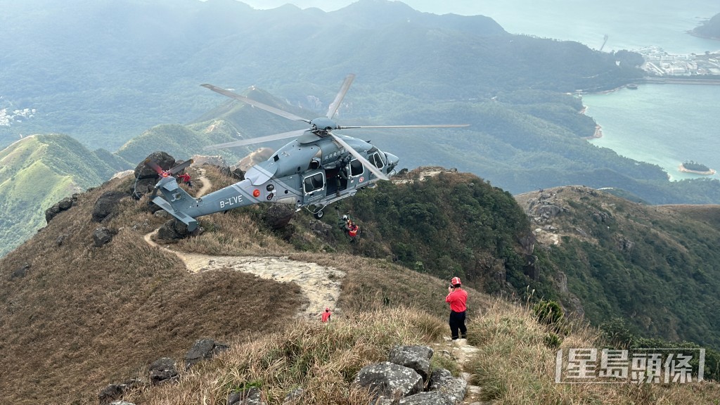 直升機吊走傷者。梁國峰攝 直升機吊走傷者。梁國峰攝