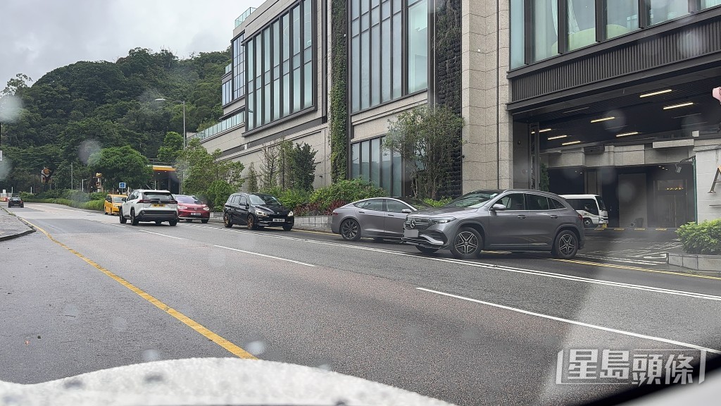 屋苑私家車違規跨越雙白線右轉往九龍方向。 屋苑私家車違規跨越雙白線右轉往九龍方向。