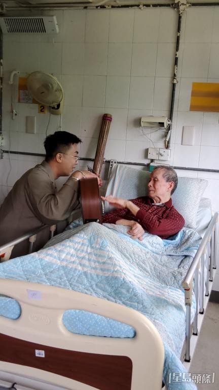 钟敬文会到安老院舍，为失去自理能力、长期卧床的长者进行音乐治疗。 受访者提供