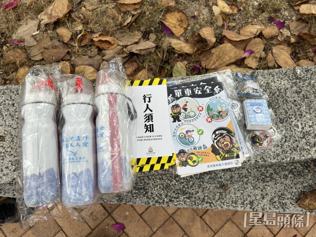人員向市民派發單張及小禮物。梁國峰攝