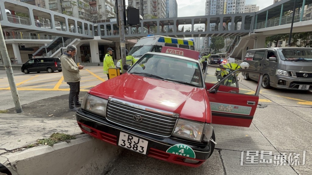 的士剷上石壆花槽，女乘客一度被困車廂獲救送院。林思明攝