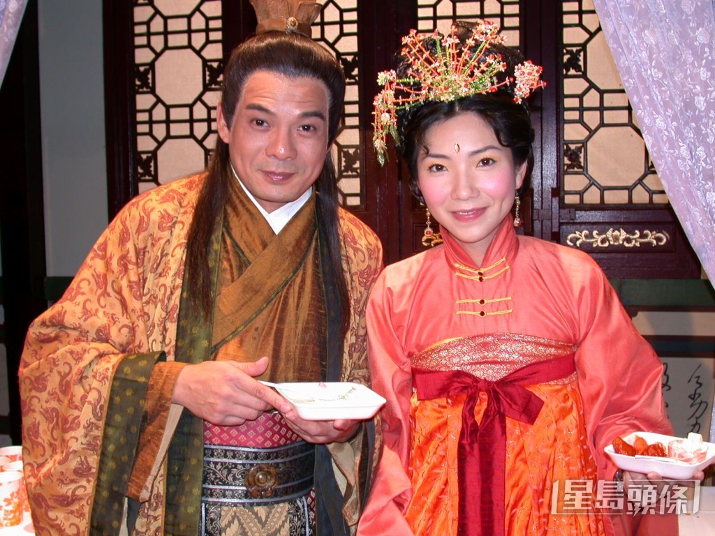 23年前和李國麟拍古裝版處境劇《皆大歡喜》飾演反派。
