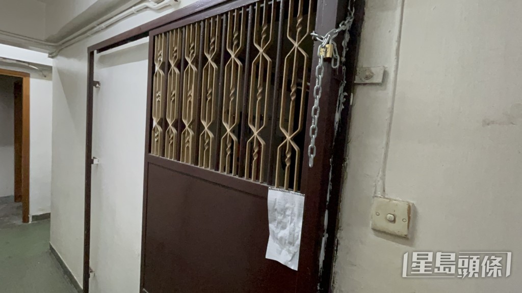 鐵閘上鎖。 鐵閘上鎖。