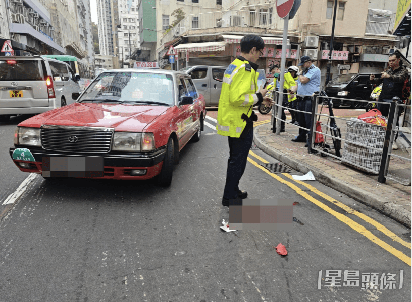 現場所見,路上遺一大灘血漬。黎志偉攝 現場所見,路上遺一大灘血漬。黎志偉攝