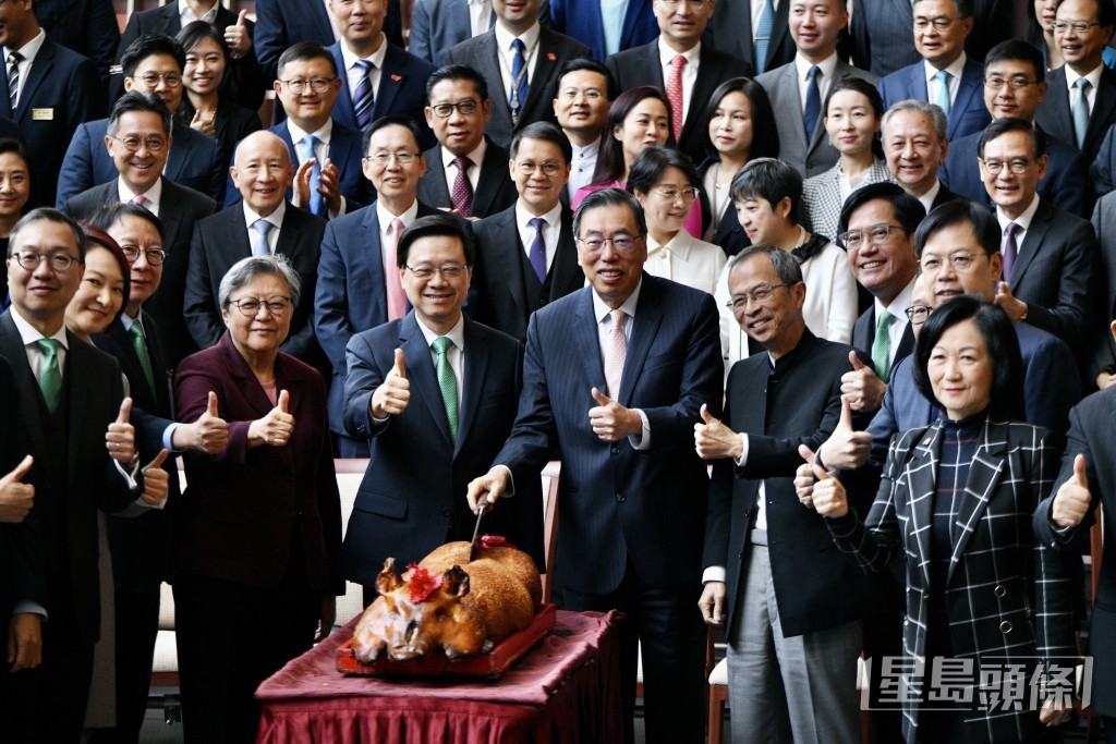 李家超携多名政府官员赴立法会午宴。卢江球摄