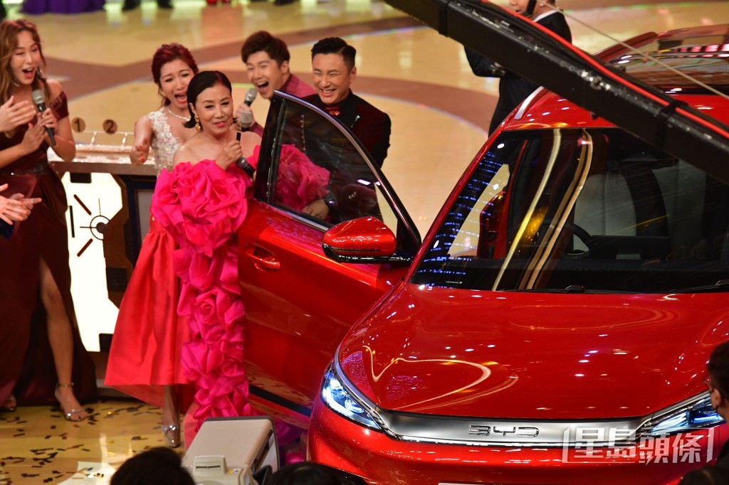 汪明荃竟然抽中台慶大獎，價值28.8萬元的國產電動車。