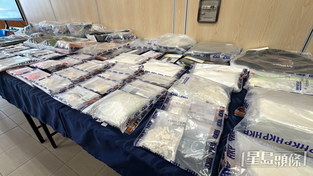 警方當場拘捕一名有黑社會背景的22歲本地男子,已被暫控一項「販運危險藥物」及一項「製造危險藥物」罪。劉漢權攝 警方當場拘捕一名有黑社會背景的22歲本地男子,已被暫控一項「販運危險藥物」及一項「製造危險藥物」罪。劉漢權攝
