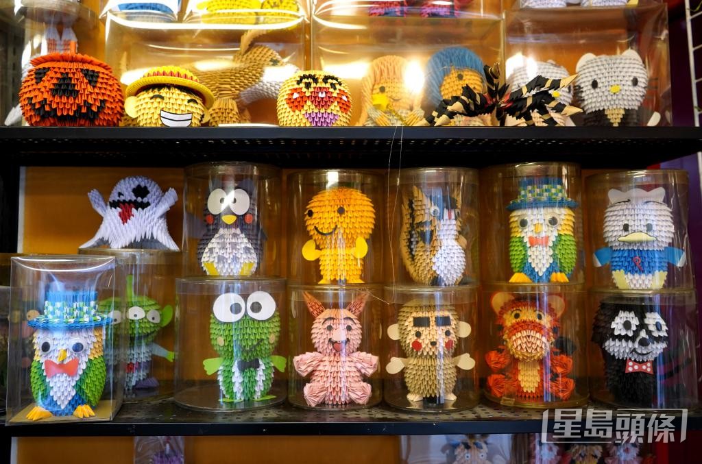 店內曾有近500件紙雕，現時逾半已贈有緣人。