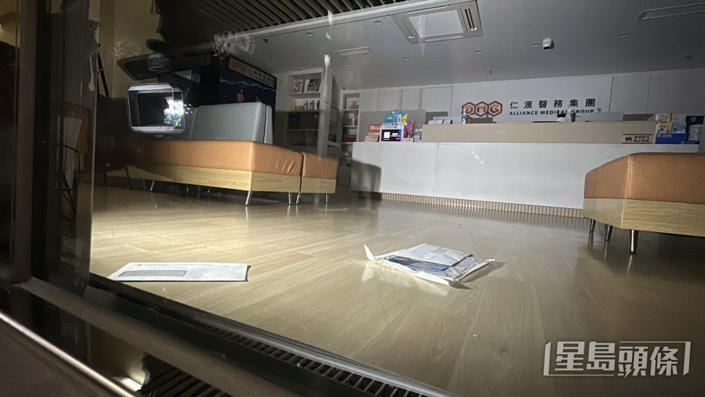 位於尖沙咀的仁滙醫務中心沒有開門,室內遺有信件。劉漢權攝 位於尖沙咀的仁滙醫務中心沒有開門,室內遺有信件。劉漢權攝