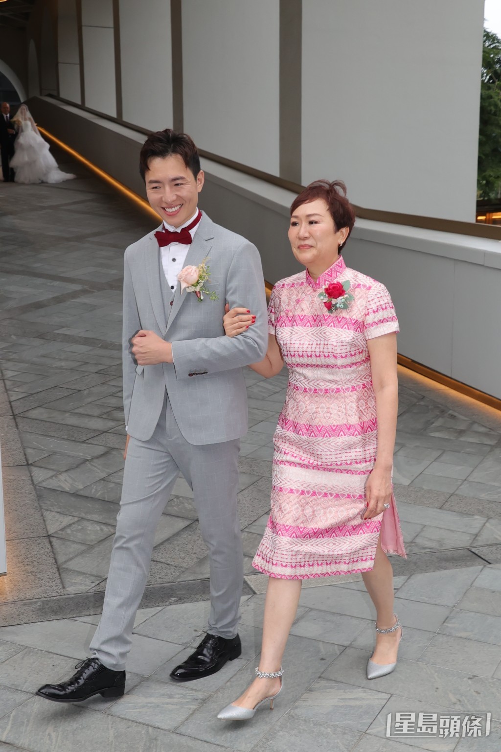 招浩明亦帶媽媽步入會場,相隔近40年,甘潤雯比起以前選港姐更有貴氣,手上的鑽戒指亦好搶眼。 招浩明亦帶媽媽步入會場,相隔近40年,甘潤雯比起以前選港姐更有貴氣,手上的鑽戒指亦好搶眼。