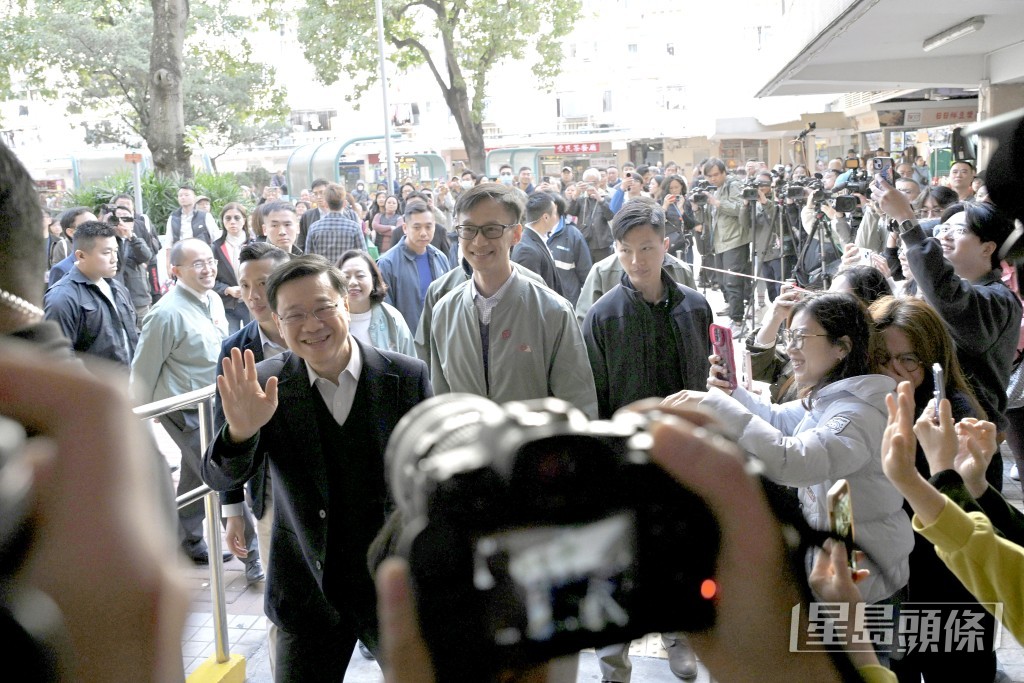李家超(左一)前往何文田爱民邨探访基层家庭。苏正谦摄 李家超(左一)前往何文田爱民邨探访基层家庭。苏正谦摄