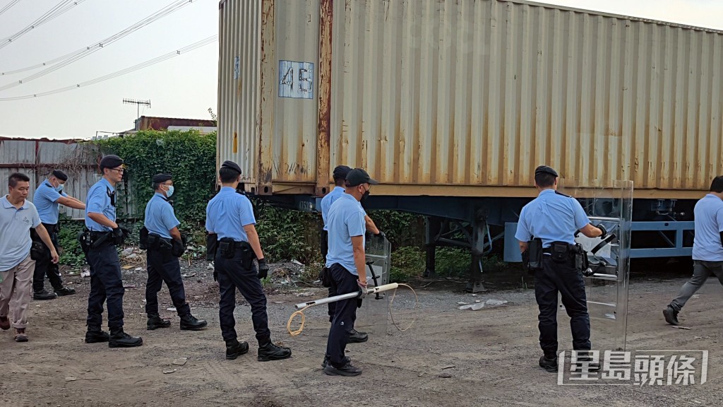 當局圍捕一隻無人看管的犬隻無果。黃文威攝 當局圍捕一隻無人看管的犬隻無果。黃文威攝