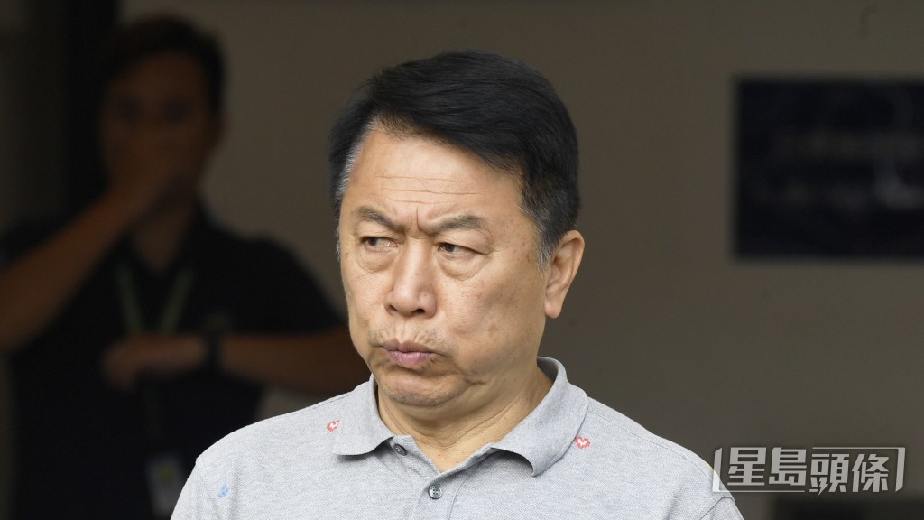今朝「非惟僥倖」操練後姚本輝趕落隧道底接馬，鏡頭矚目放心追捧。