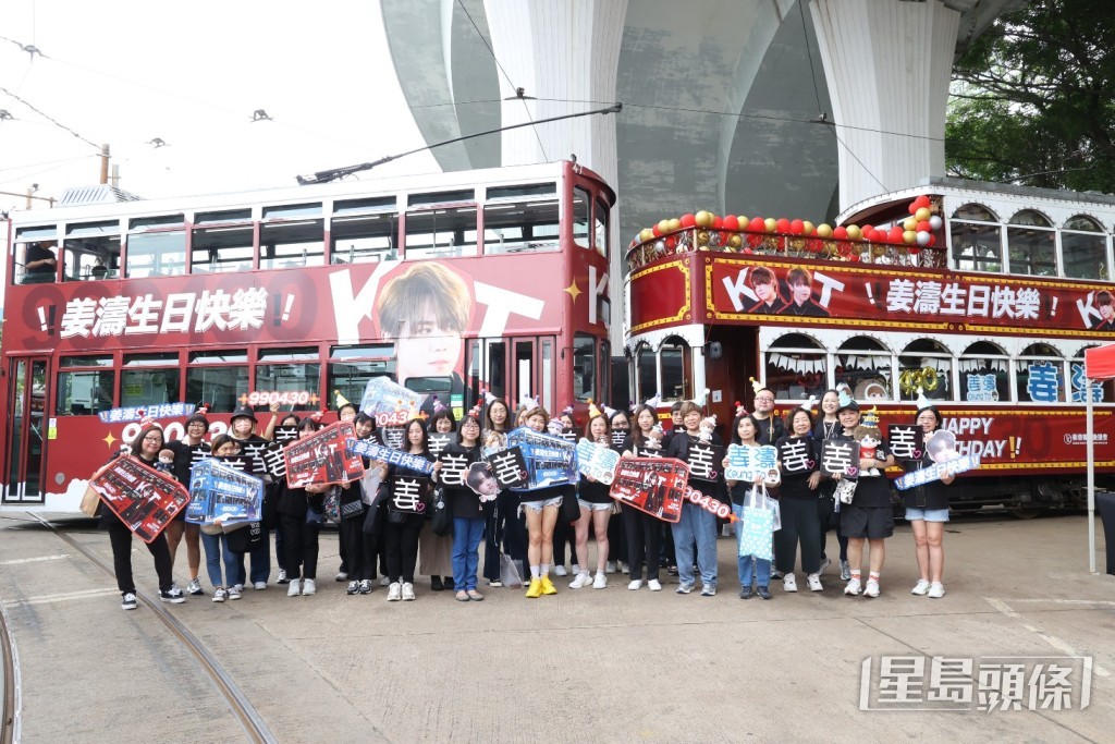 今年共有3款不同款式的車身廣告遍佈於5架姜濤生日祝賀電車之上。