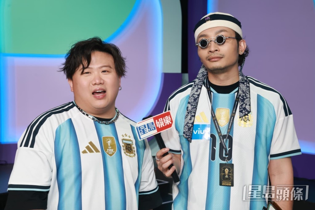 配合世界盃決賽兩人以阿根廷國家隊球衣現身。
