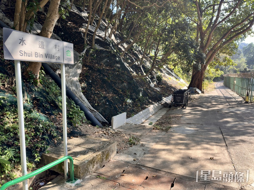 婆婆跌倒山坡路边受伤。梁国峰摄