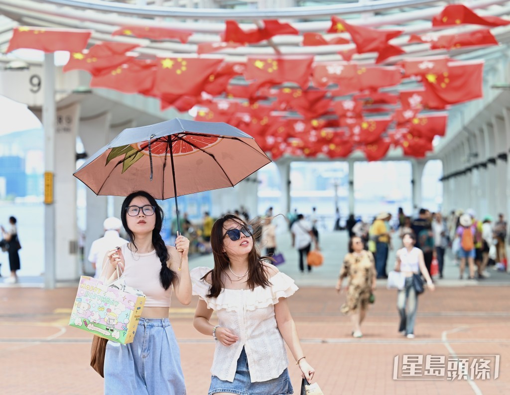 下午3時半,天文台總部、大埔、元朗、黃大仙、跑馬地等均錄得氣溫33°C或以上,上水更錄風36.3°C。鍾健華攝 下午3時半,天文台總部、大埔、元朗、黃大仙、跑馬地等均錄得氣溫33°C或以上,上水更錄風36.3°C。鍾健華攝