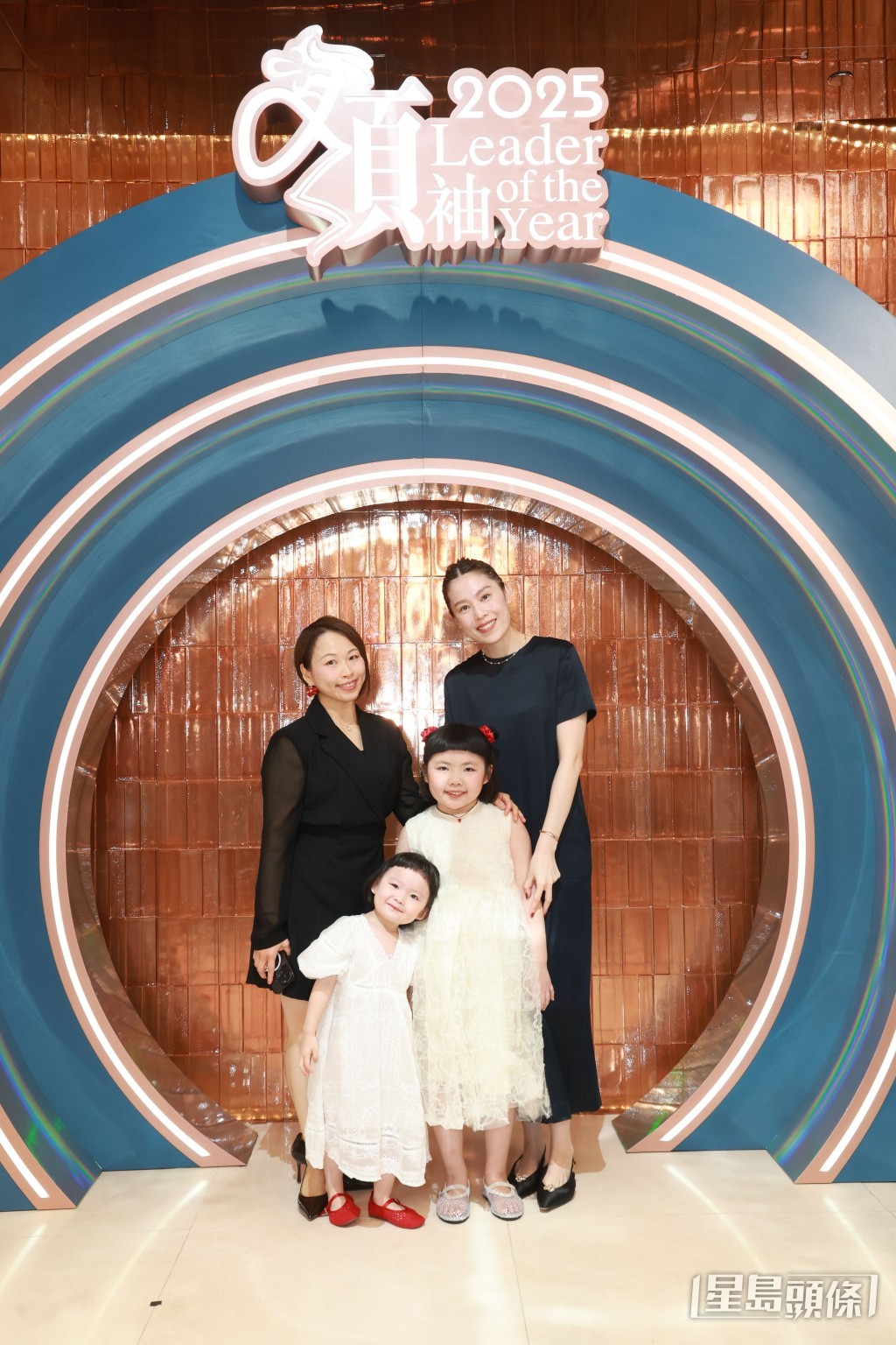 媽媽梁志瑩（Sophia）與妹妹斐斐捧場支持。
