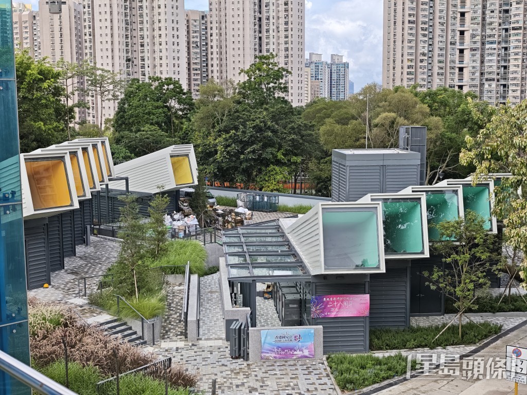 光感應鋪路磚可因應日照條件改變外觀,提高通道夜間能見度與安全性。陳俊豪攝 光感應鋪路磚可因應日照條件改變外觀,提高通道夜間能見度與安全性。陳俊豪攝