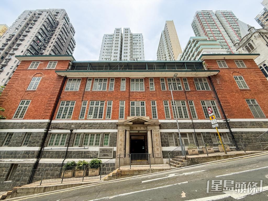 舊贊育醫院於1973年改名為西區社區中心，是本港的歷史建築。