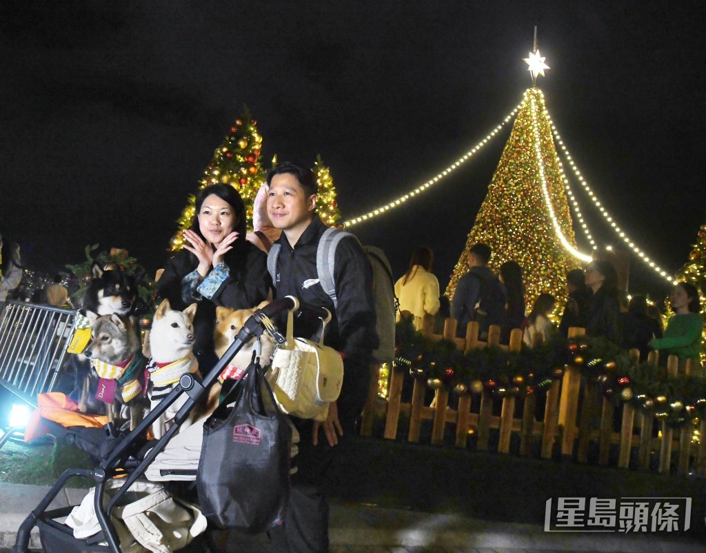 有市民一家大細到來感受聖誕氣氛。