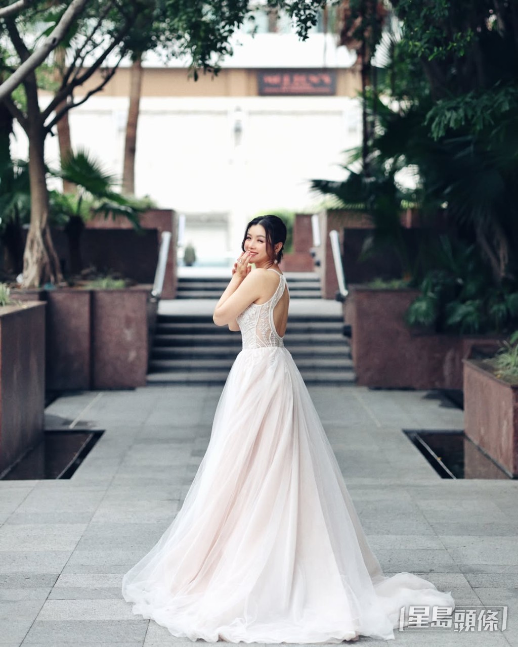 陳茵媺影結婚周年相大晒美背。