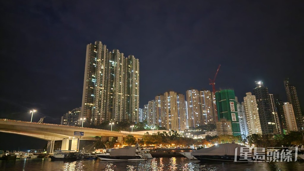 本港地區今日大致多雲，有一兩陣雨。黎志偉攝