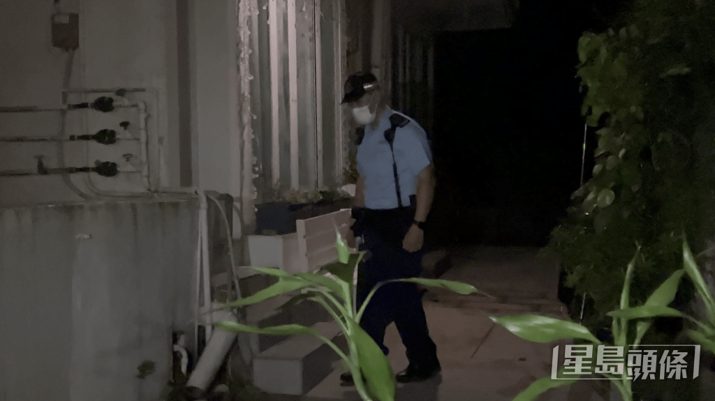 今日（3日）凌晨近2时，有警员在河国荣西贡寓所外把守，气氛凝重。