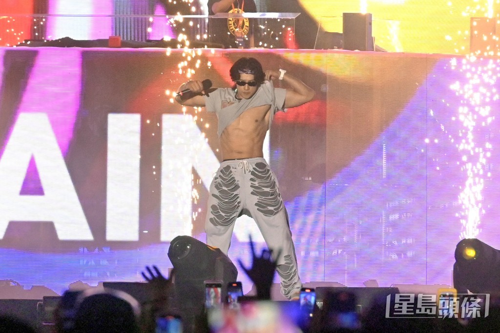 Rain昨晚演出,在獻唱《Hip Song》時拉起T恤曬肌。 Rain昨晚演出,在獻唱《Hip Song》時拉起T恤曬肌。