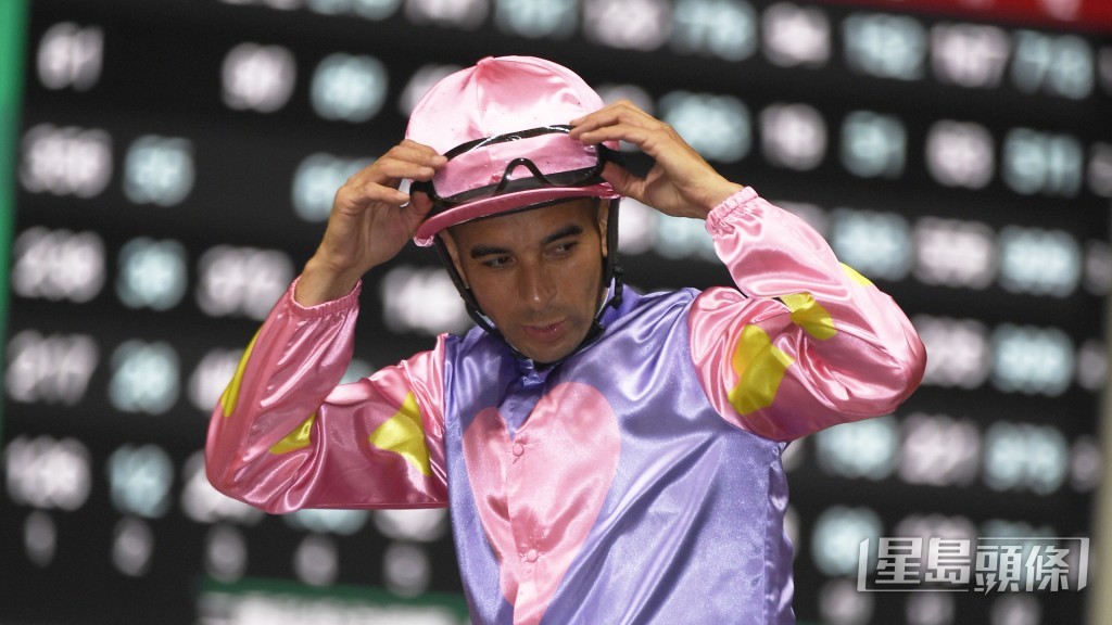 今朝莫雷拉親騎「大千氣象」同「銀刺勇士」進行拍跳，試來有火有力。