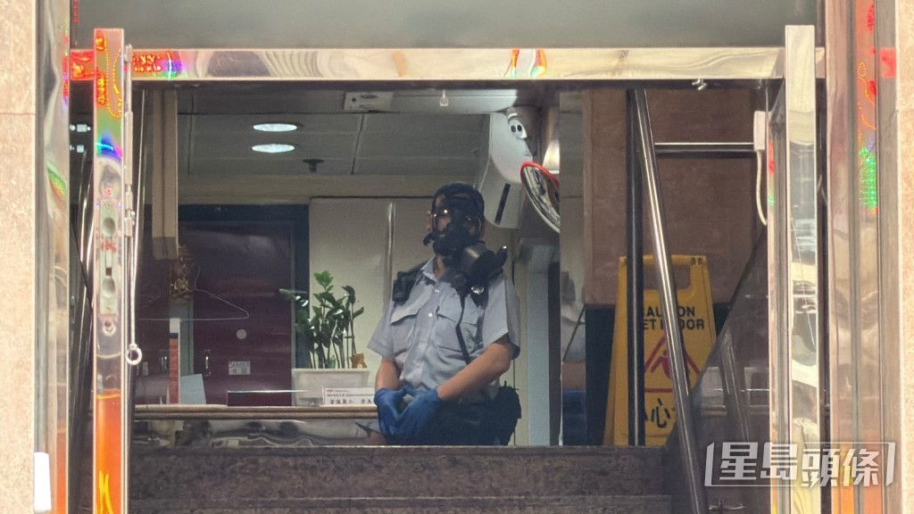 警員戴上防毒面罩戒備。劉漢權攝