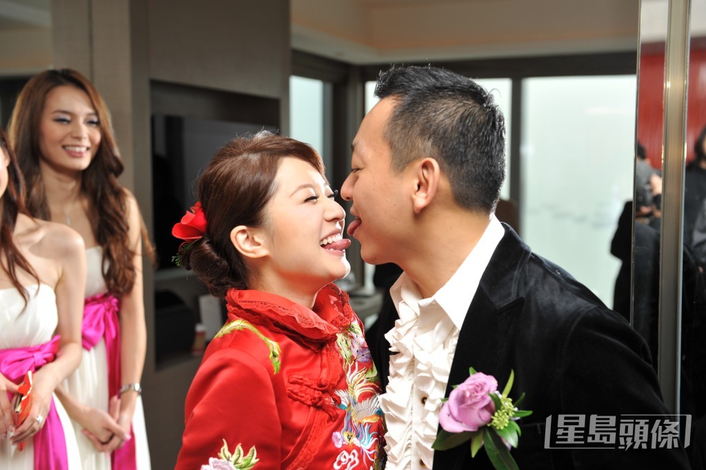 徐淑敏2009年11月与年长12年的黄浩奉女成婚，当年有指两人认识两个月就定终生。