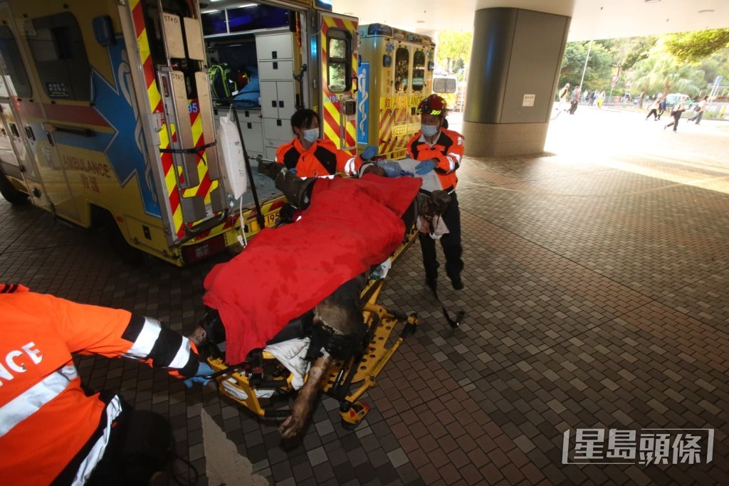 受傷的消防員身穿「黃金戰衣」，全身嚴重熏黑。