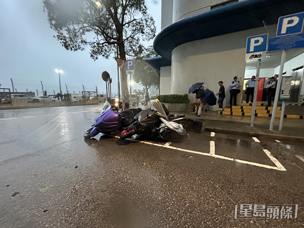 现场附近树木和电自行车也被吹至东歪西倒。