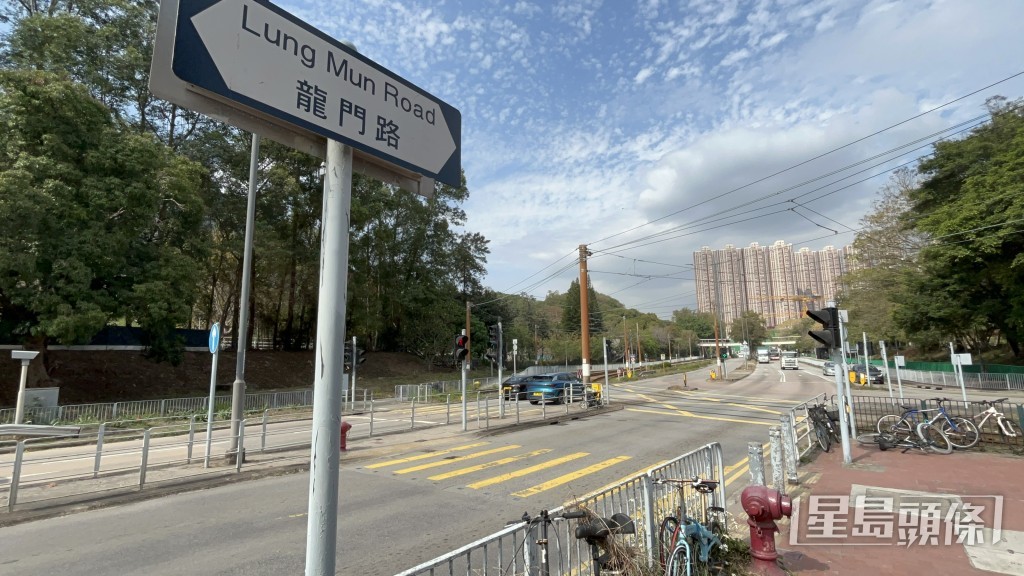 輪椅女過路期間被垃圾車撞倒。楊偉亨攝 輪椅女過路期間被垃圾車撞倒。楊偉亨攝