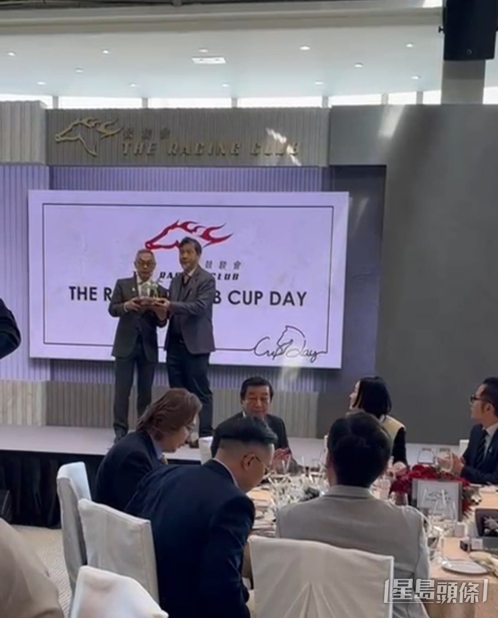 竞骏会董事会主席胡家骠（左）与马主王宗彦（右）。