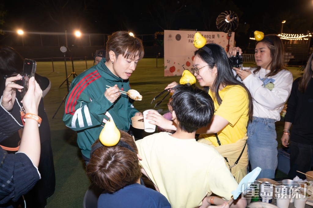 安仔難得和FANS一齊食嘢。