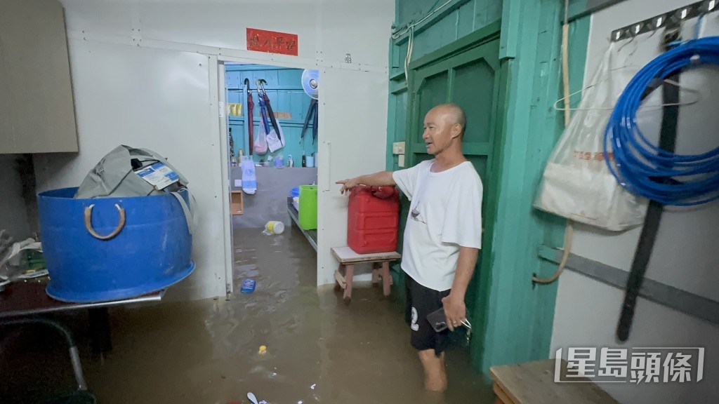 全屋水浸。