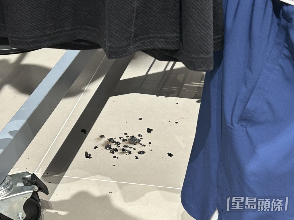 地面殘留灰燼。