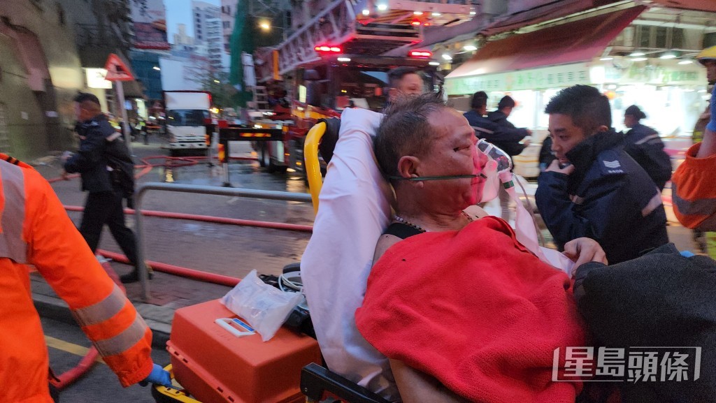 其中一名男住客清醒送院。黎志偉攝 其中一名男住客清醒送院。黎志偉攝