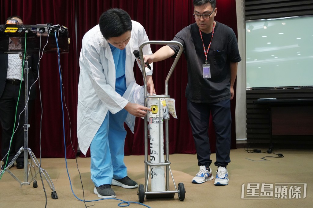 嘉烈醫院及仁濟醫院深切治療部主管蘇栩頎醫生在記者會上示範使用氧氣樽方法。資料圖片